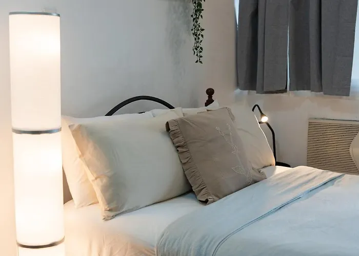Comfy Greenbelt - Fiber Wifi & Free Pool Apartment Manila